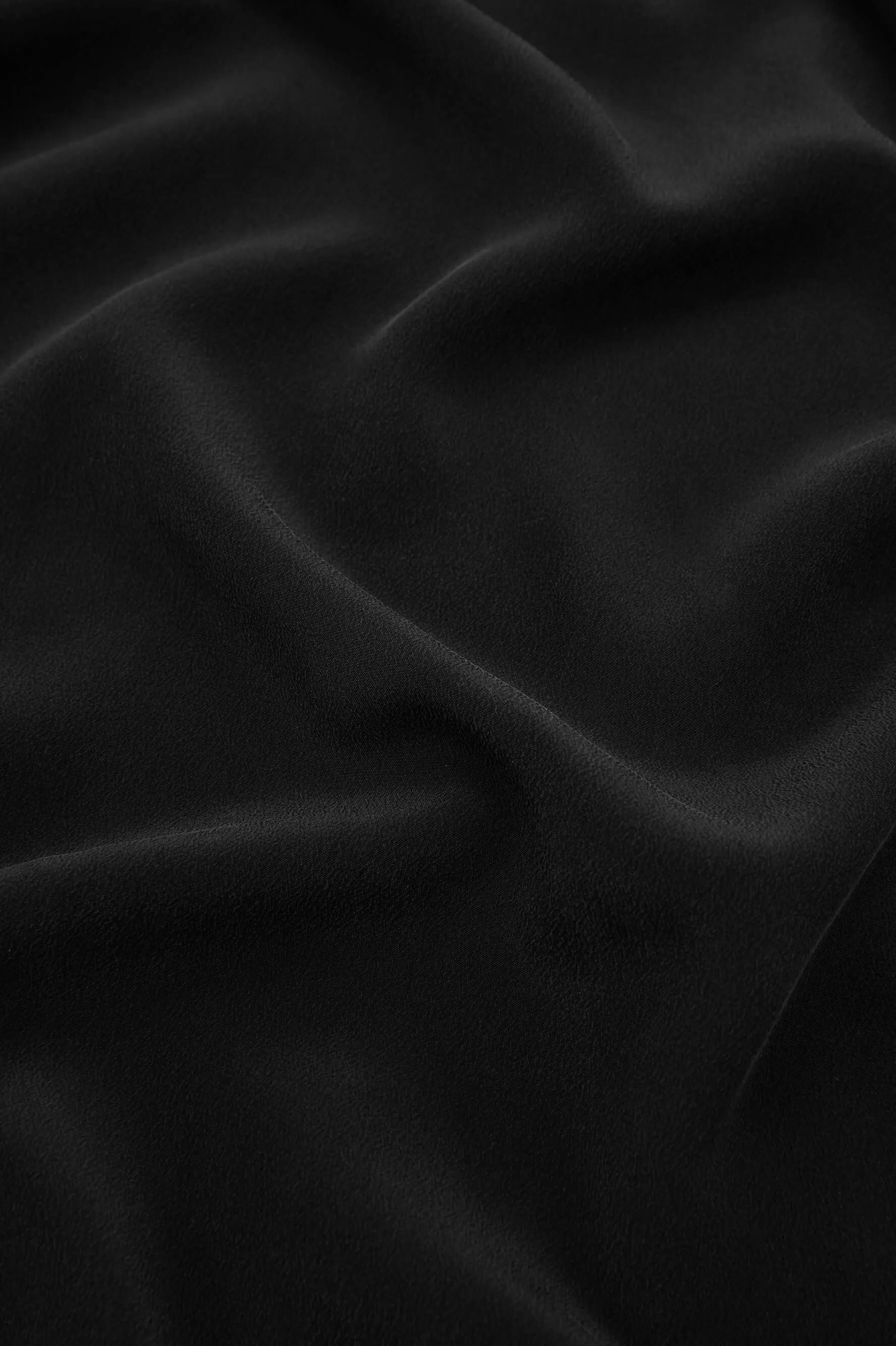 Queenie Black Robe in Silk Crêpe de Chine