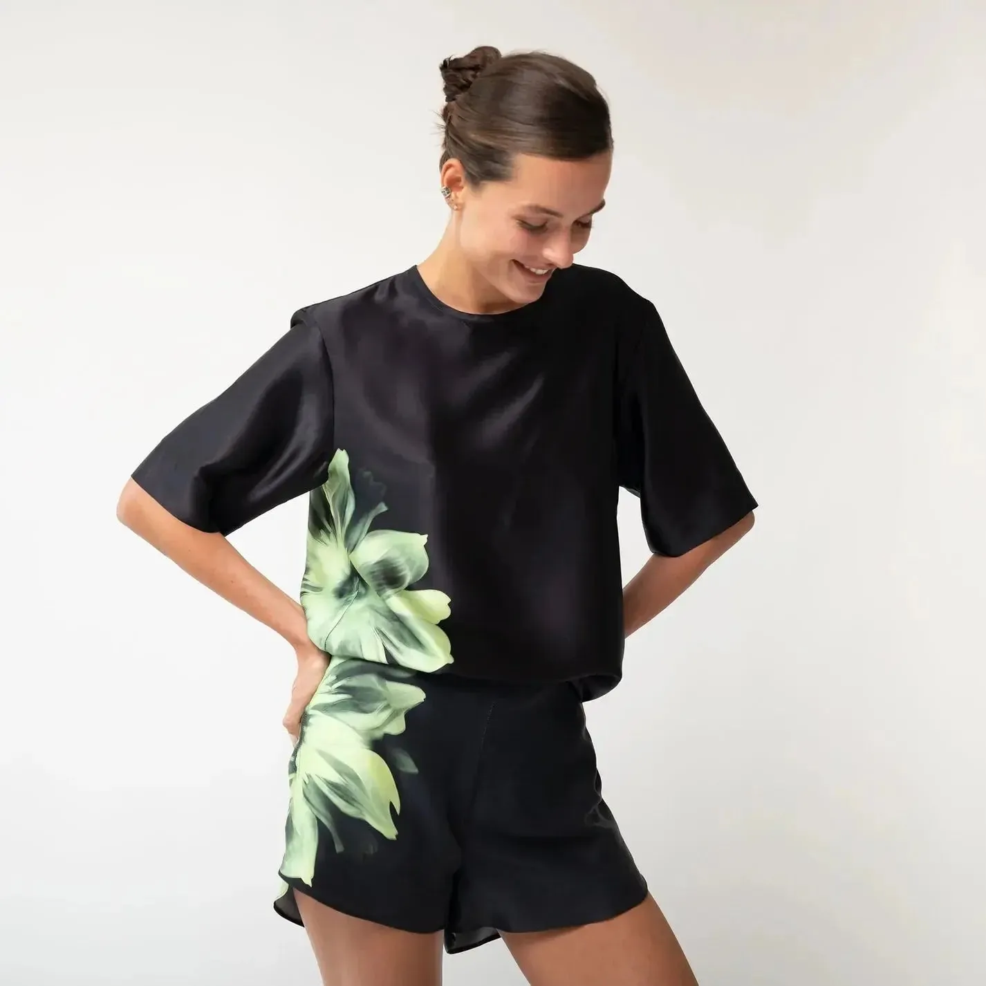 Silk Dreamscape Shorts Black Flower