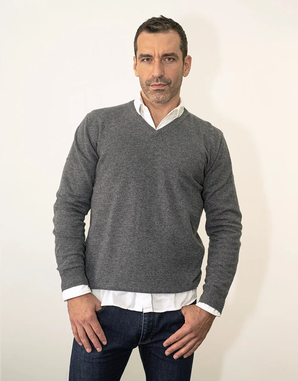 The Classic Cashmere V-Neck Pullover in Flanell