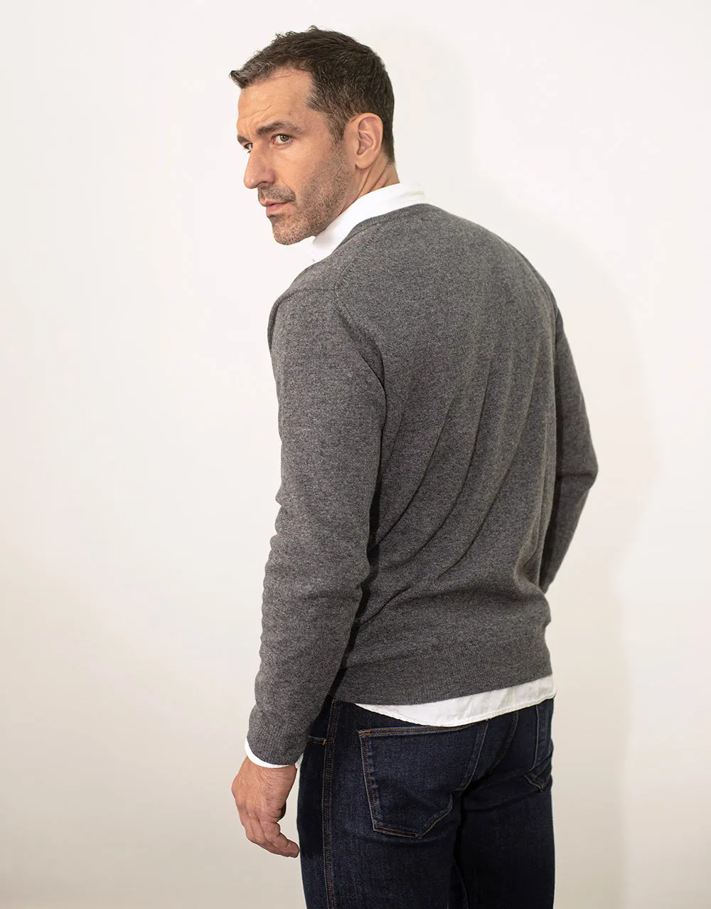 The Classic Cashmere V-Neck Pullover in Flanell